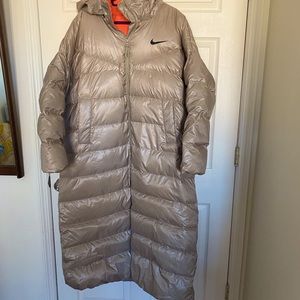 NIKE women’s Sportwear Down Ripstop Parka Beige